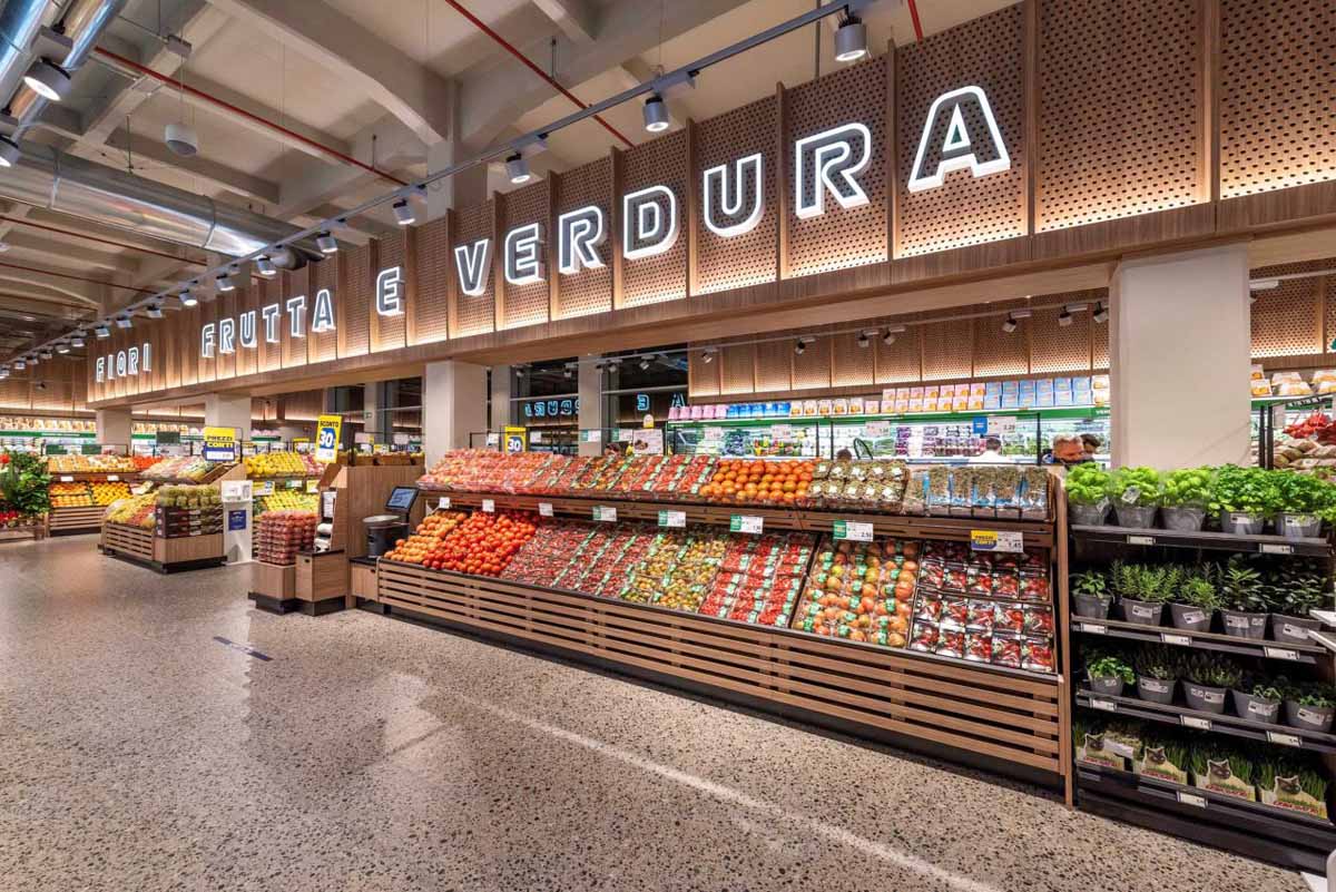Il reparto ortofrutta di un Esselunga, prima insegna italiana nel rapporto qualità prezzo per ITQF