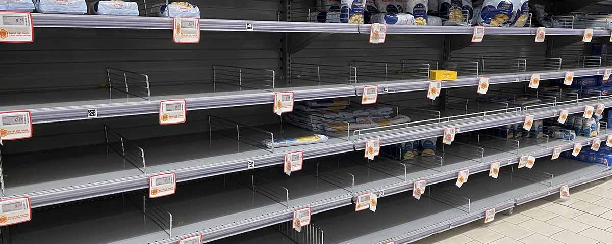 scaffali vuoti Conad
