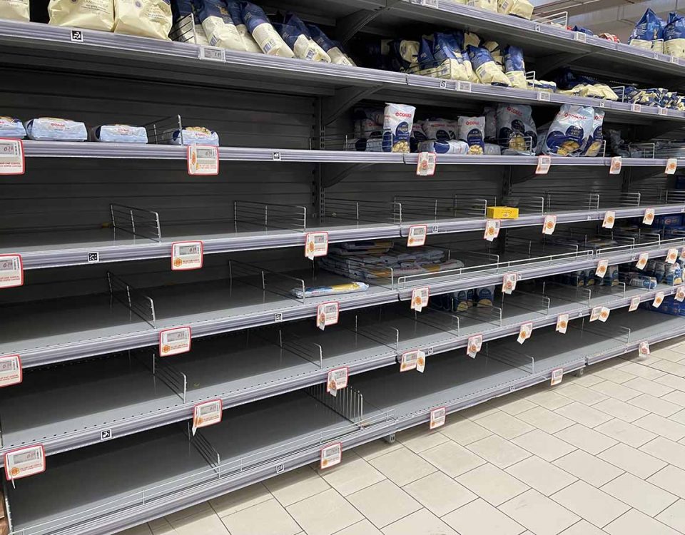 scaffali vuoti Conad