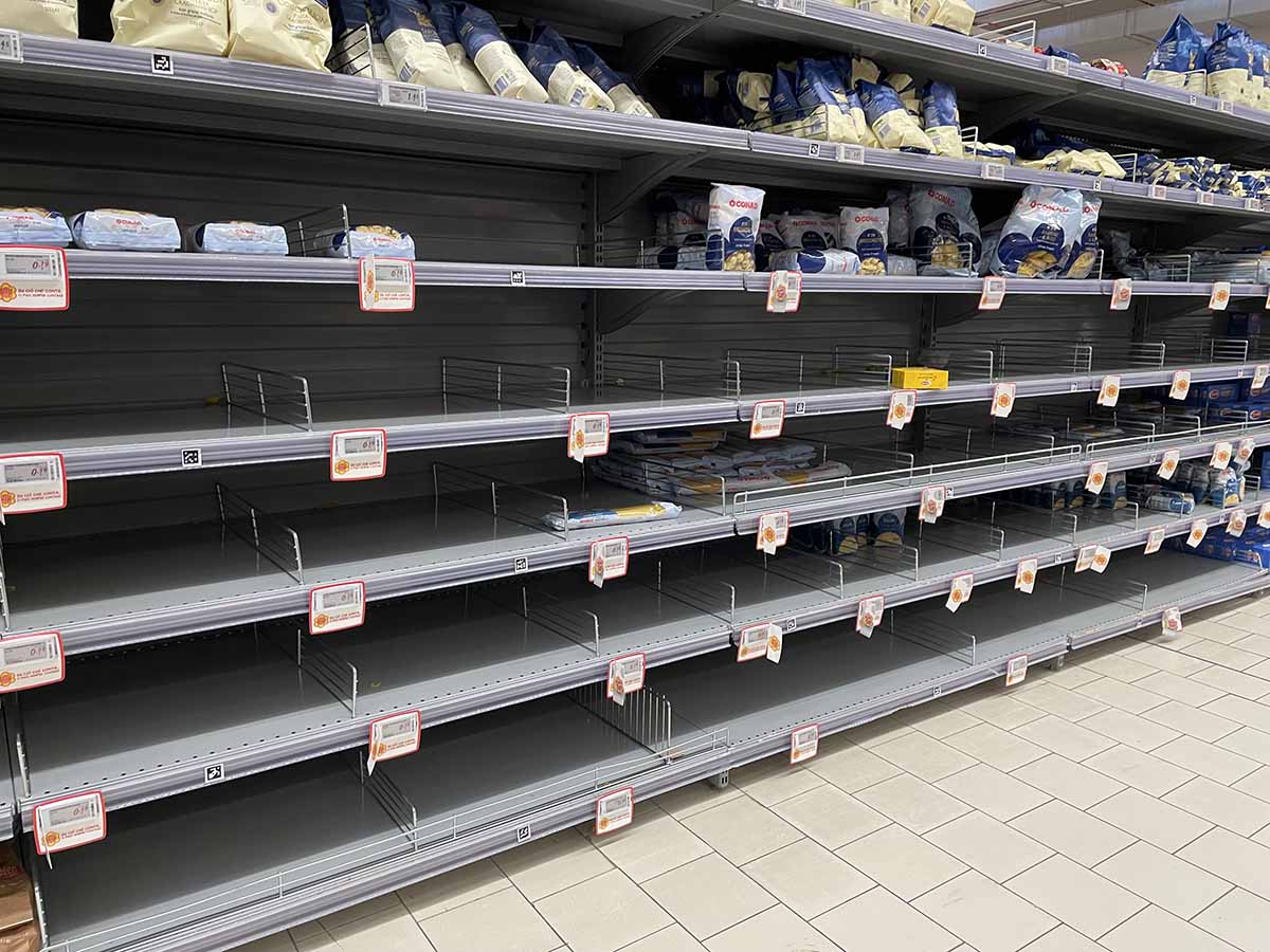 scaffali vuoti Conad