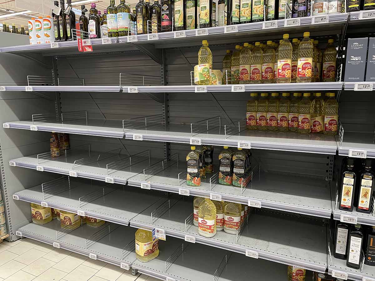 scaffali vuoti Conad