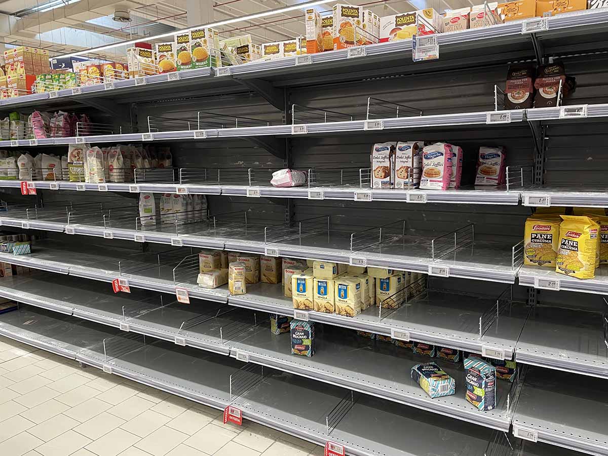 scaffali vuoti Conad