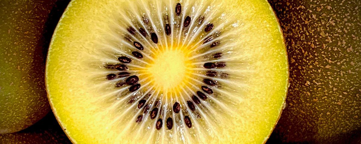 Rivoira_kiwi_giallo-frutto-tagliato