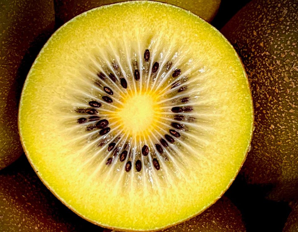 Rivoira_kiwi_giallo-frutto-tagliato
